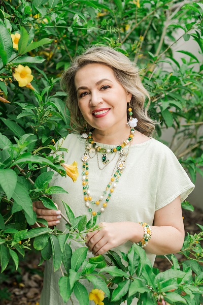 Owl & Daisy jewelry set on a model